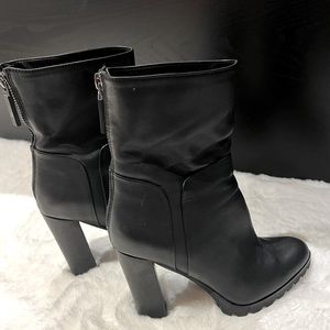 Aldo booties in black leather size 7 ❤️